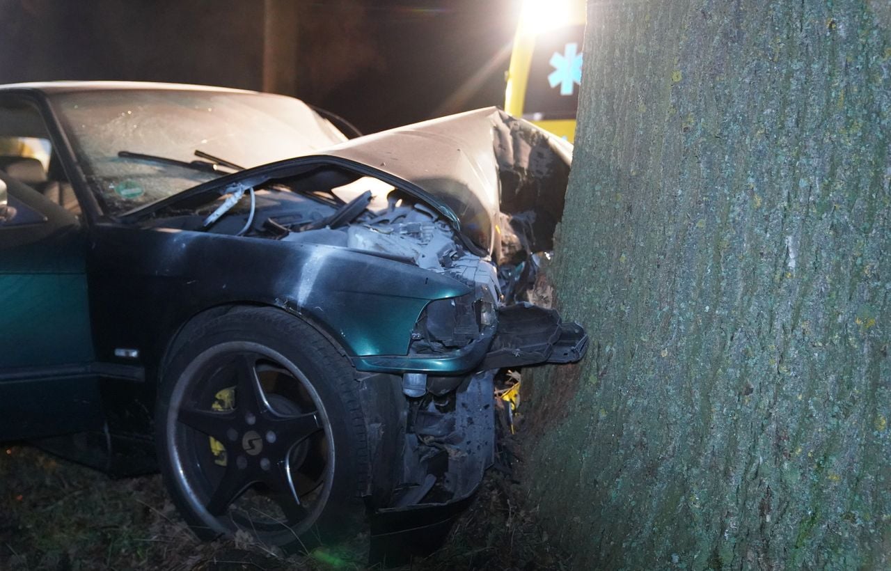 De auto raakte bij de botsing op de N65 bij Helvoirt zwaar beschadigd (foto: Bart Meesters/Persbureau Heitink).