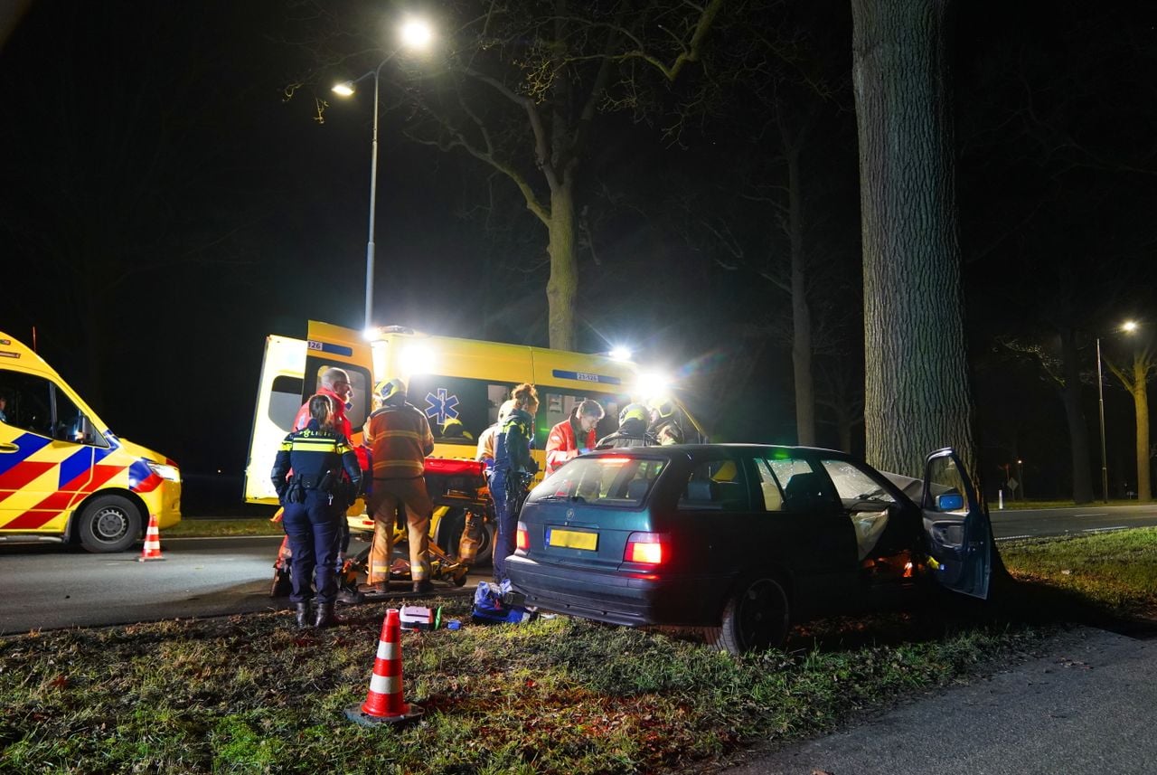 Vanwege het ongeluk op de N65 bij Helvoirt werden meerdere hulpdiensten opgeroepen (foto: Bart Meesters/Persbureau Heitink).