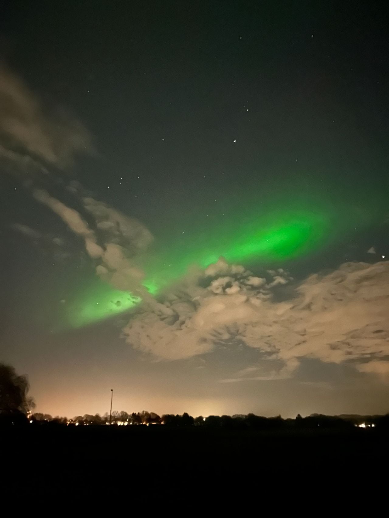 Freek legde het noorderlicht vast in Nuland rond kwart voor elf maandagavond (foto: Freek Hubers).