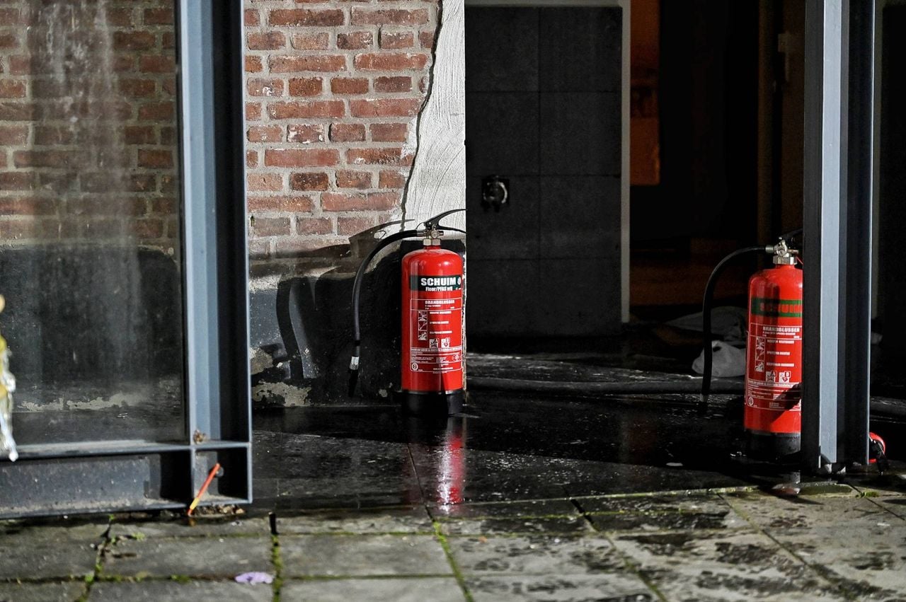 Ondanks pogingen van buurtbewoners om het vuur met brandblussers te bestrijden, kon niet worden voorkomen dat het appartement volledig uitbrandde (foto: Toby de Kort/Persbureau Heitink).