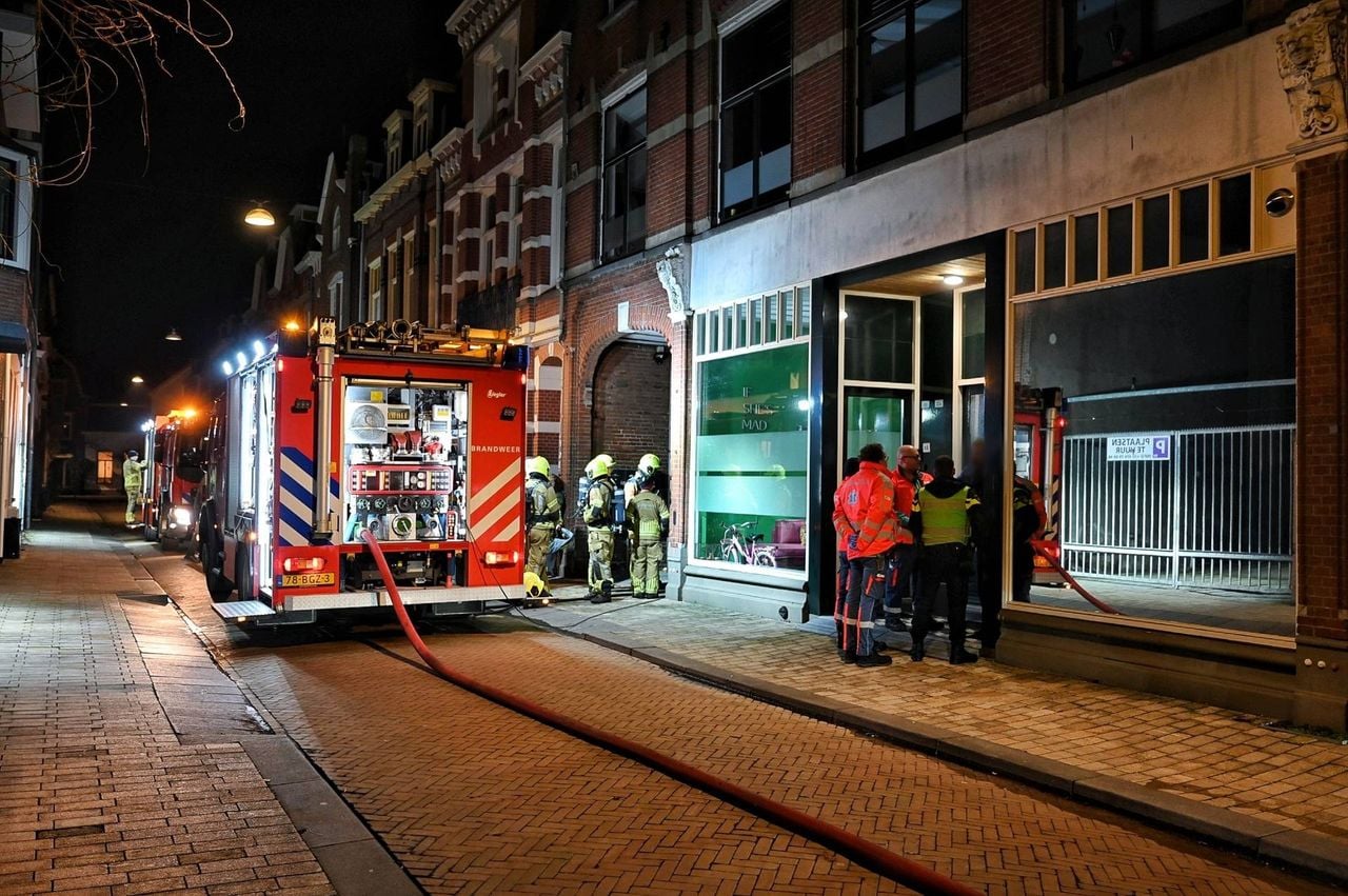 De brandweer in de Telefoonstraat in Tilburg (foto: Toby de Kort/Persbureau Heitink).