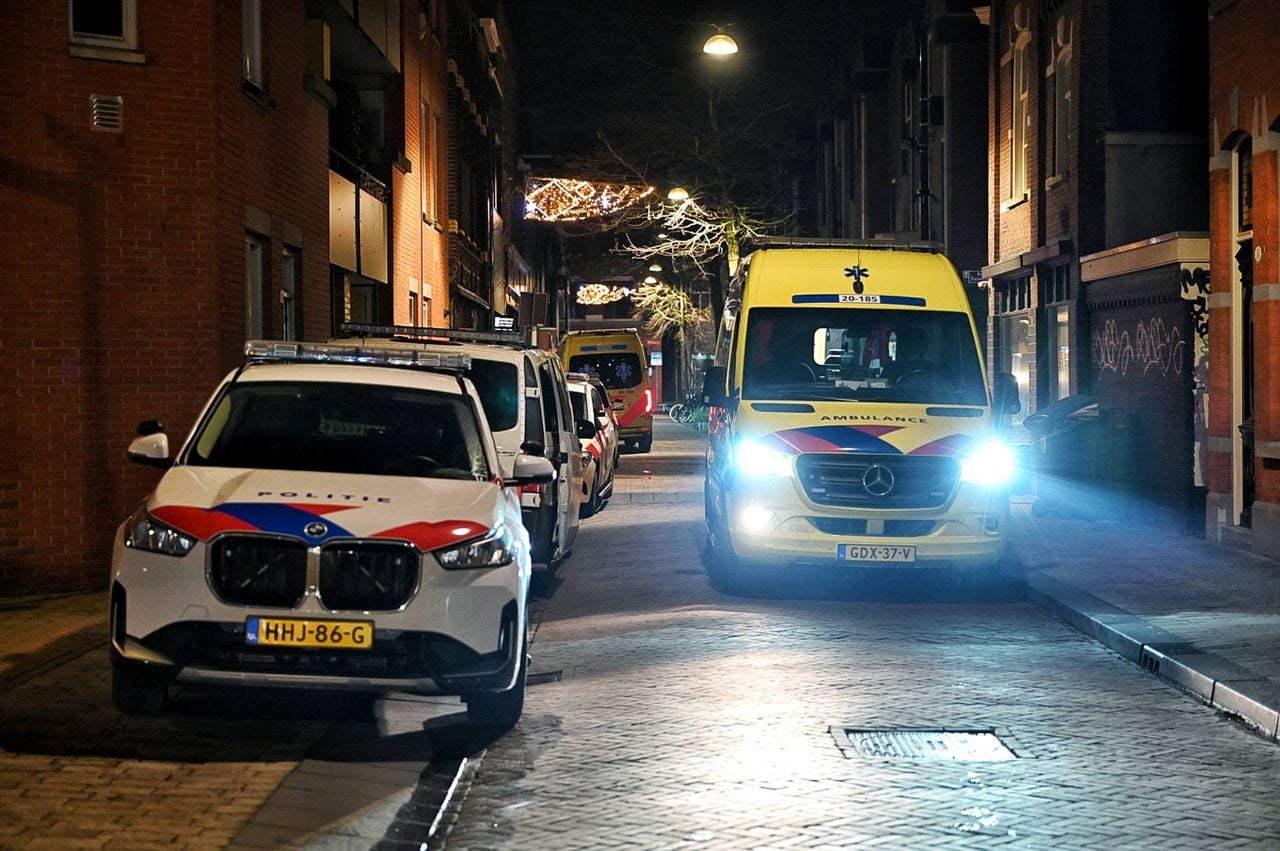 Meerdere hulpdiensten kwamen naar de Telefoonstraat in Tilburg (foto: Toby de Kort/Persbureau Heitink).