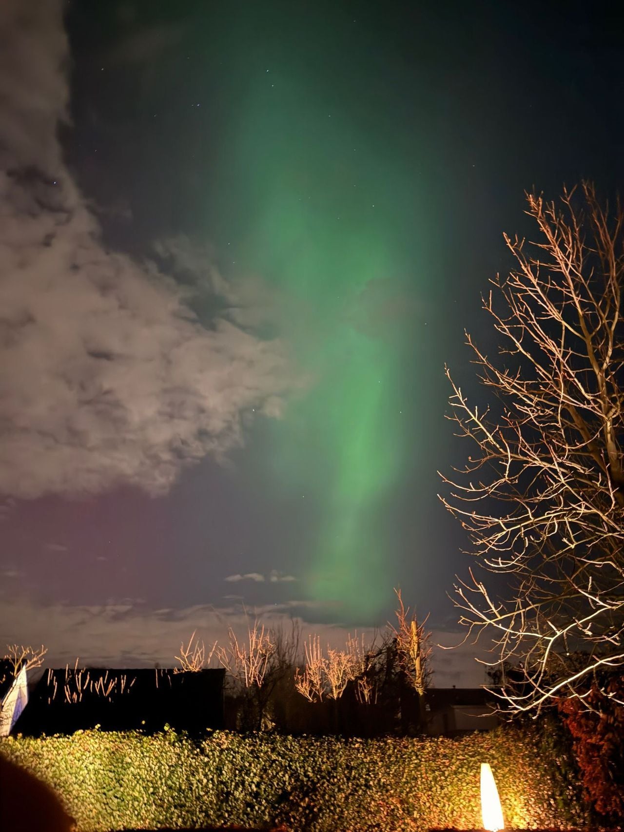 Een kleurrijke nacht in Teteringen (foto: Remco Hop).