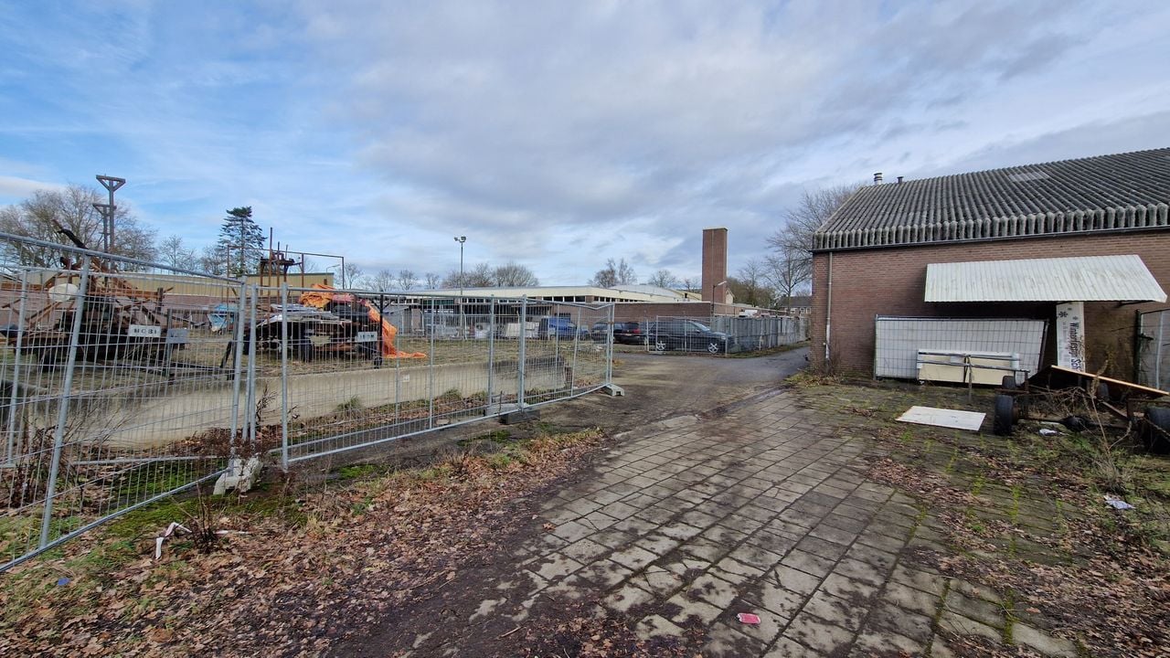 De oude brandweerkazerne waar nu gebouwd wordt (rechts) en de beoogde nieuwe plek (links) (foto: Tom Berkers)