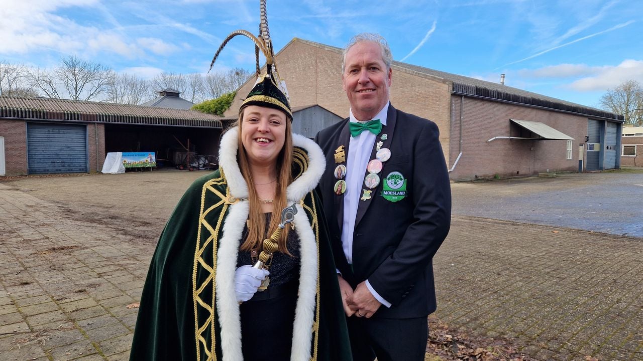 Prinses Nicole d'n Urste (links) en voorzitter Jeroen van Zuijlen van stichting Carnaval De Moeslanden (rechts) met daarachter de voormalige brandweerkazerne (foto: Tom Berkers)
