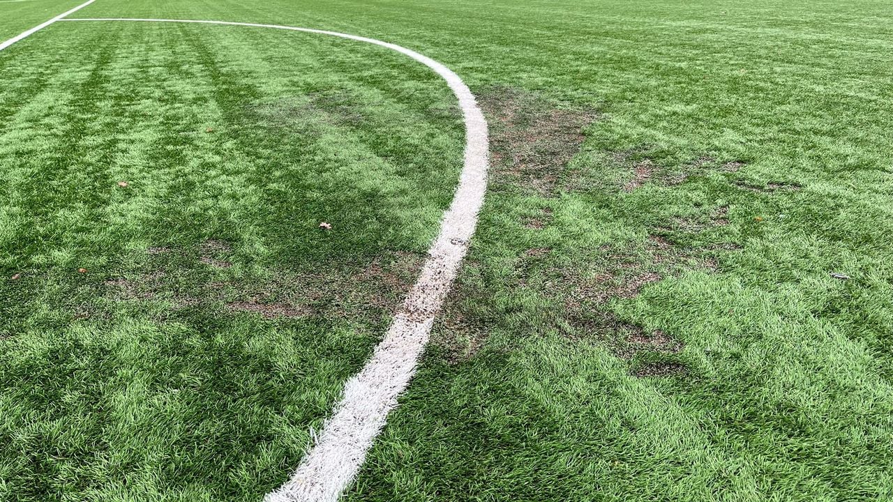 Het vuurwerk zorgde voor zeker 15.000 euro aan schade. Vijftien vierkante meter aan kunstgras moest worden vervangen (foto: UDI'19). 