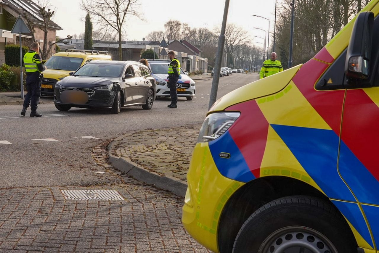 De man werd vermoedelijk onwel, raakte van de weg en botste op de paal. (Foto: Harrie Grijseels / Persbureau Heitink.)