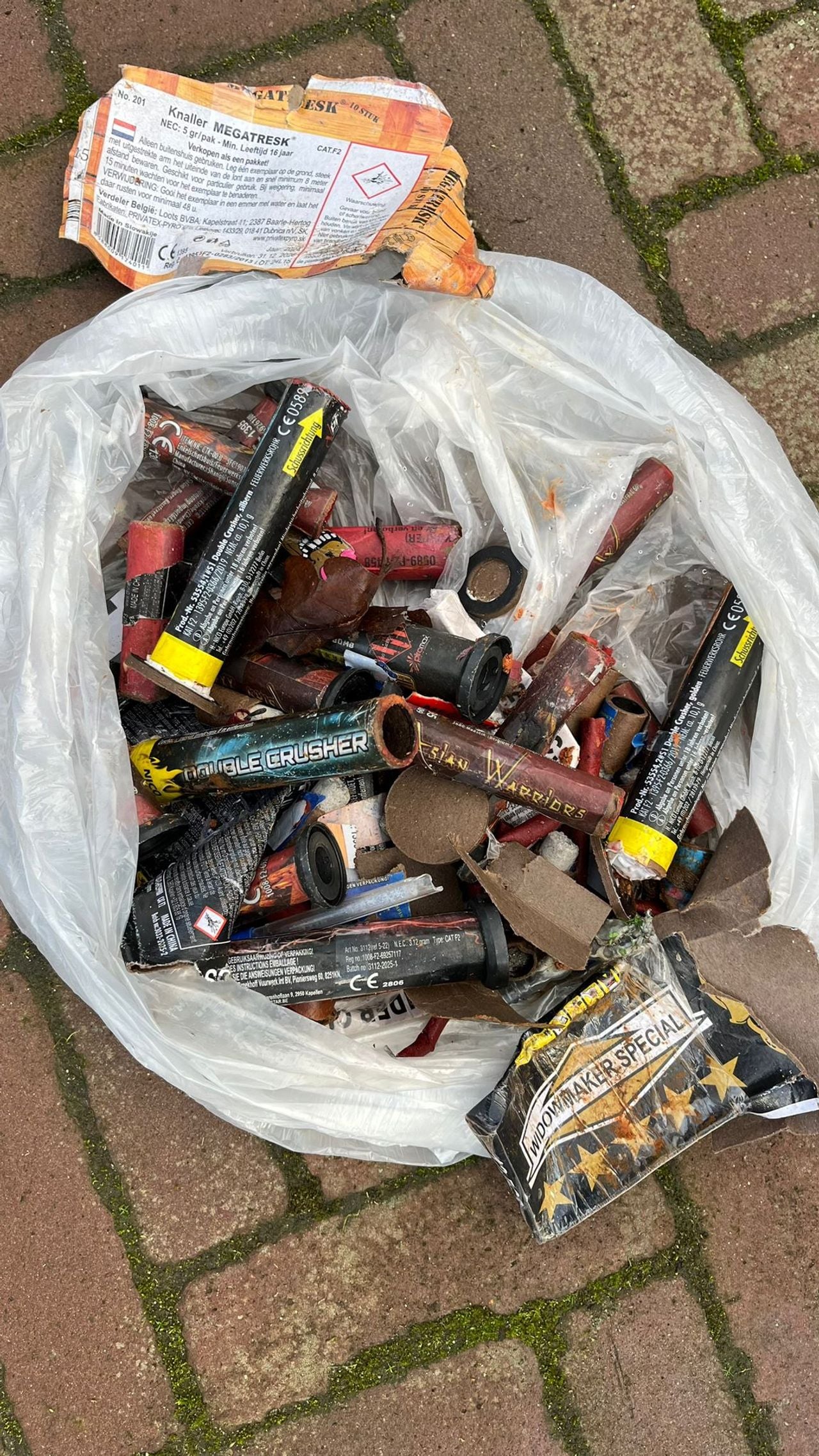 Vrijwilligers verzamelden een volle zak met vuurwerkafval (foto: UDI'19).