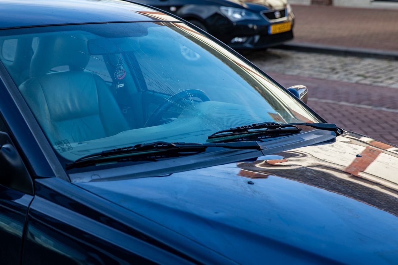 In de ruit van de auto zit een barst (foto: Christian Traets/Persbureau Heitink).