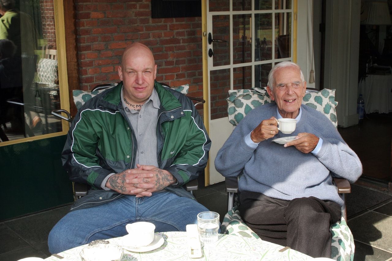 Frits Bovers op de thee bij de 100-jarige Frits Philips in 2005 (foto: Frits Bovers)