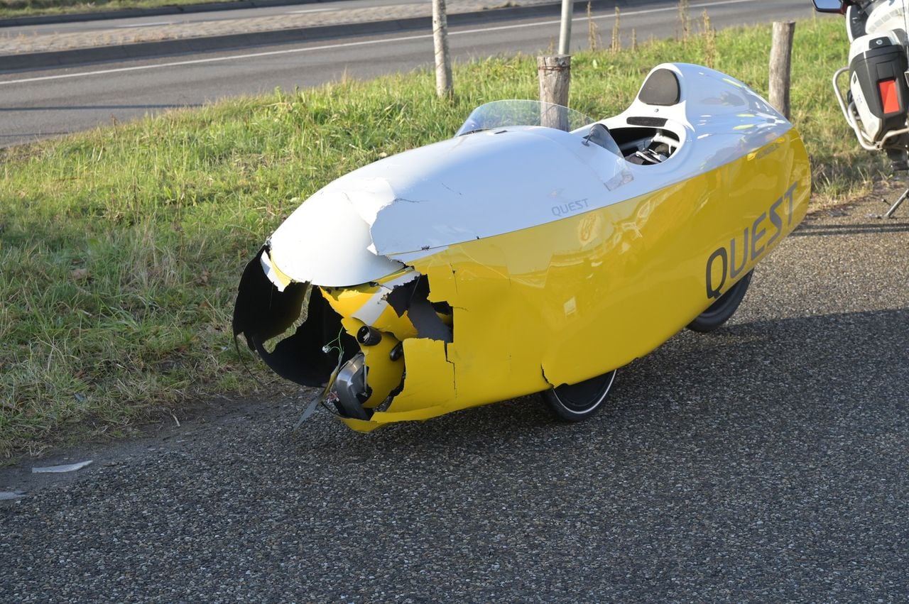 De man is onderzocht in de ambulance (foto: Perry Roovers / Persbureau Heitink).