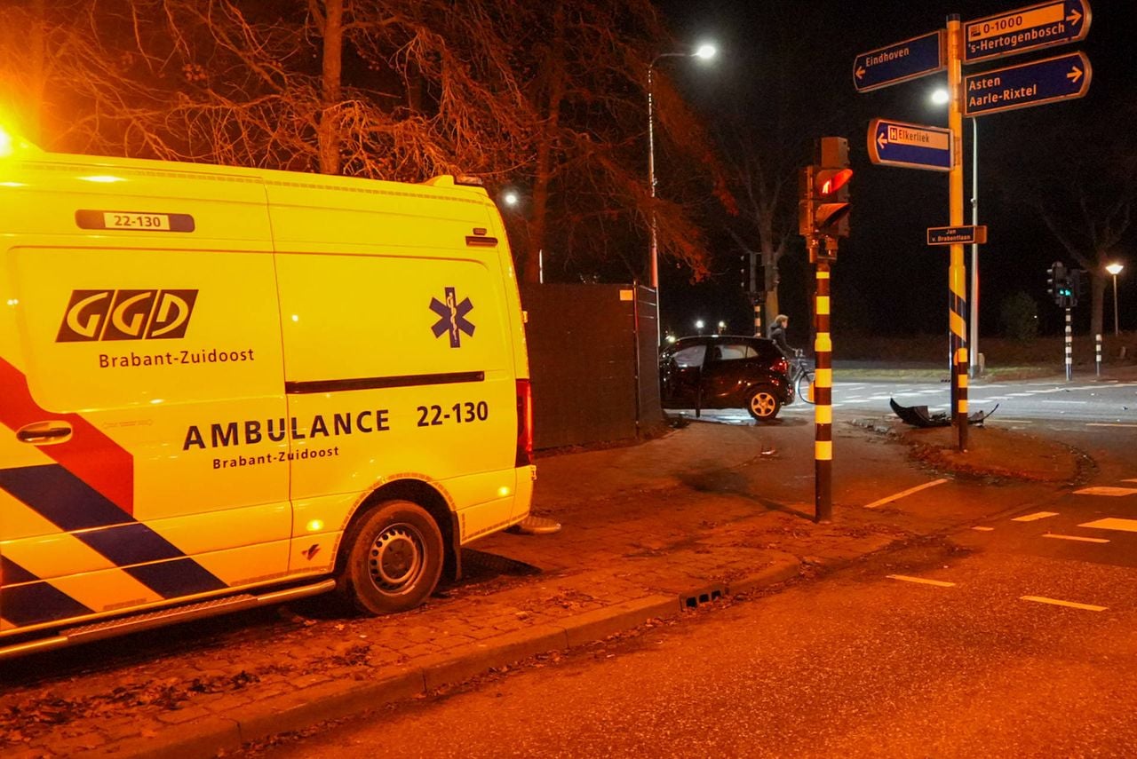 De auto kwam tot stilstand tegen een hek op het kruispunt in Helmond (foto: Harrie Grijseels/Persbureau Heitink).
