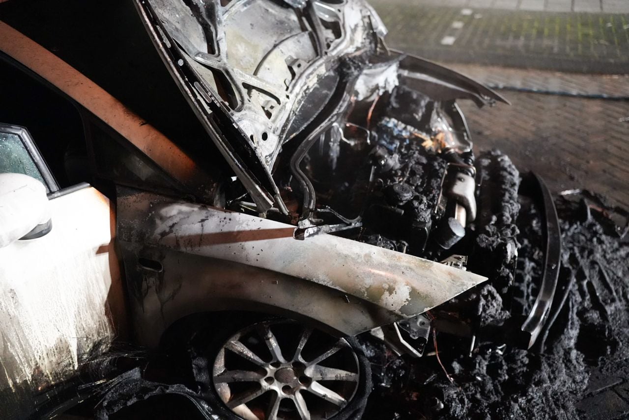 Brand in Waalwijk verwoest auto (foto: Erik Haverhals / Persbureau Heitink).
