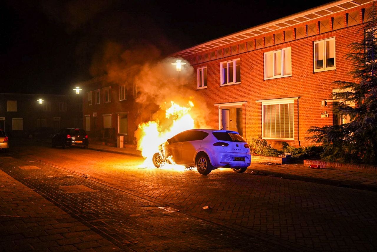 Brand in Waalwijk verwoest auto (foto: Erik Haverhals / Persbureau Heitink).