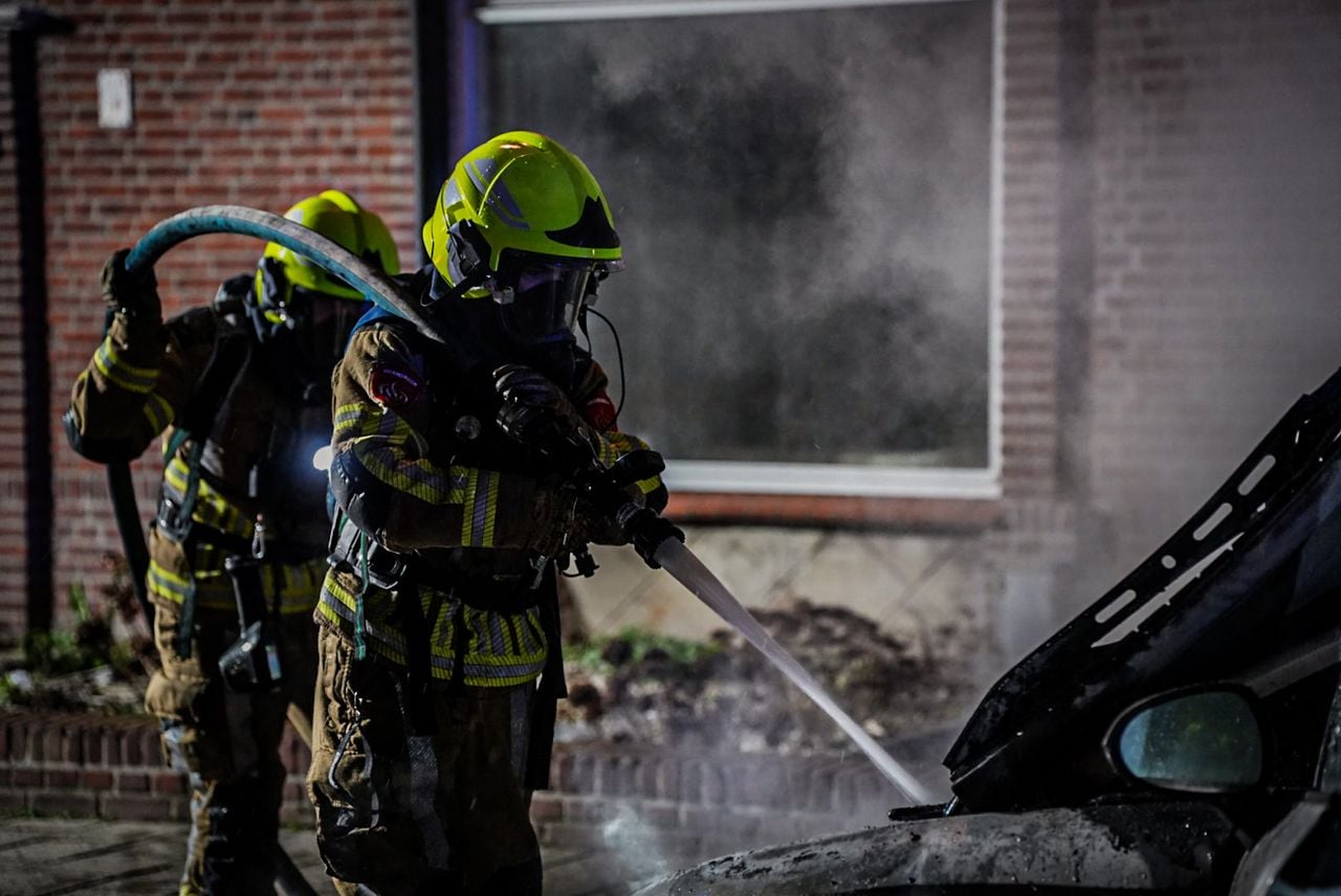 Brandweer aan de slag om autobrand in Waalwijk te blussen (foto: Erik Haverhals / Persbureau Heitink).