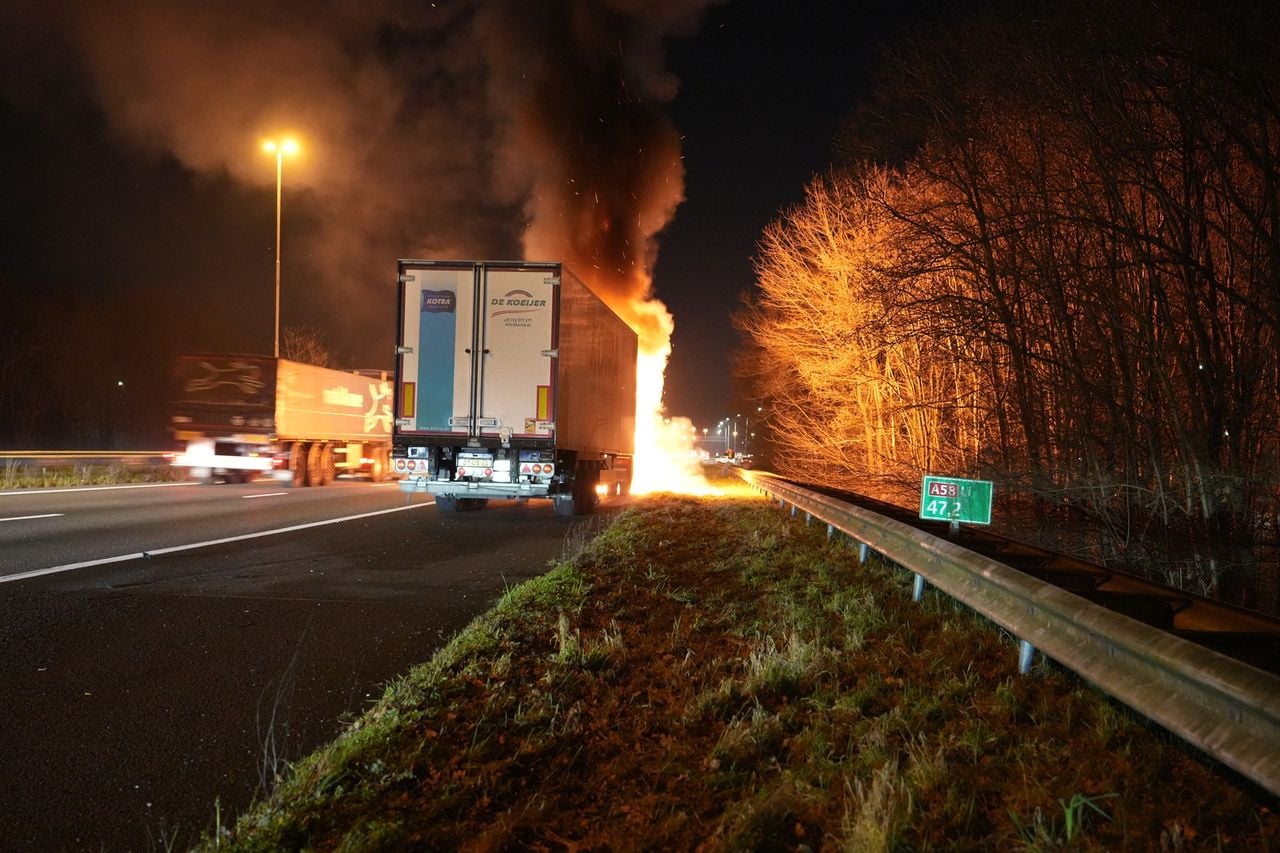 Vrachtwagen in brand op A58 (foto: Jeroen Stuve / Persbureau Heitink).