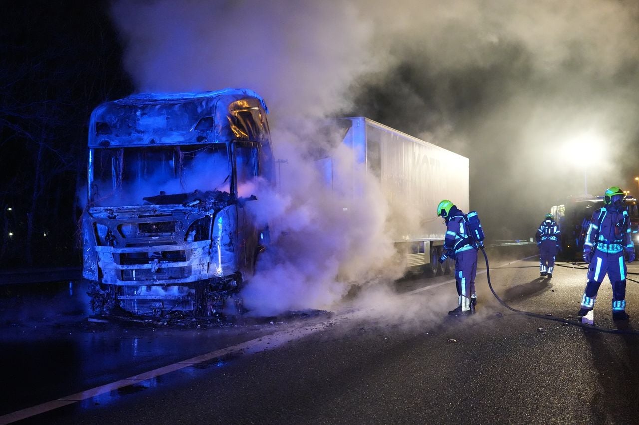 Vrachtwagen in brand op A58 (foto: Jeroen Stuve / Persbureau Heitink).