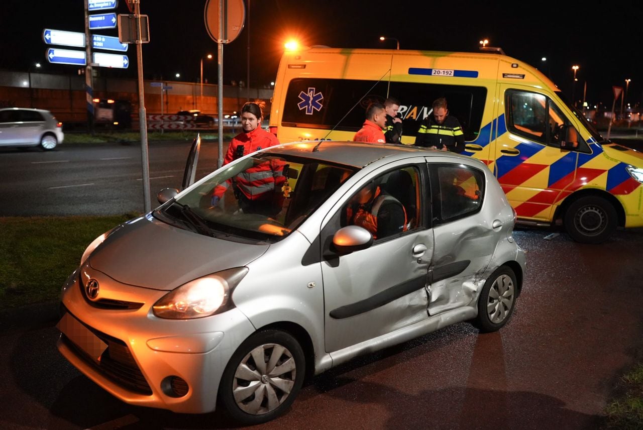 De auto raakte flink beschadigd (Foto: Erik Haverhals / Persbureau Heitink.)