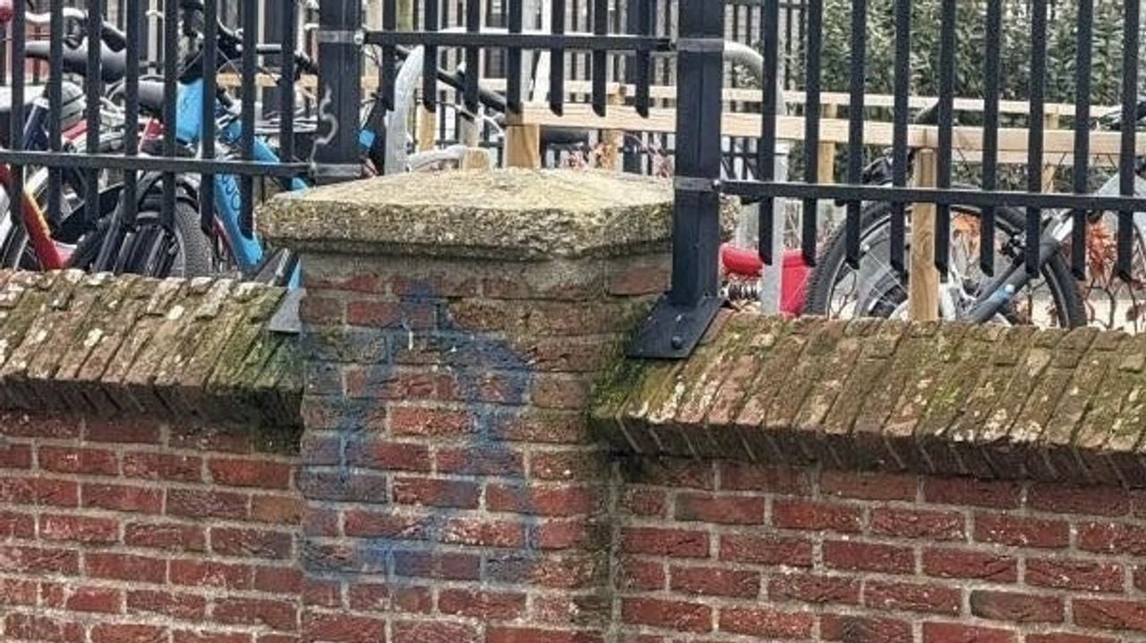 Bekladding van hek bij school in december