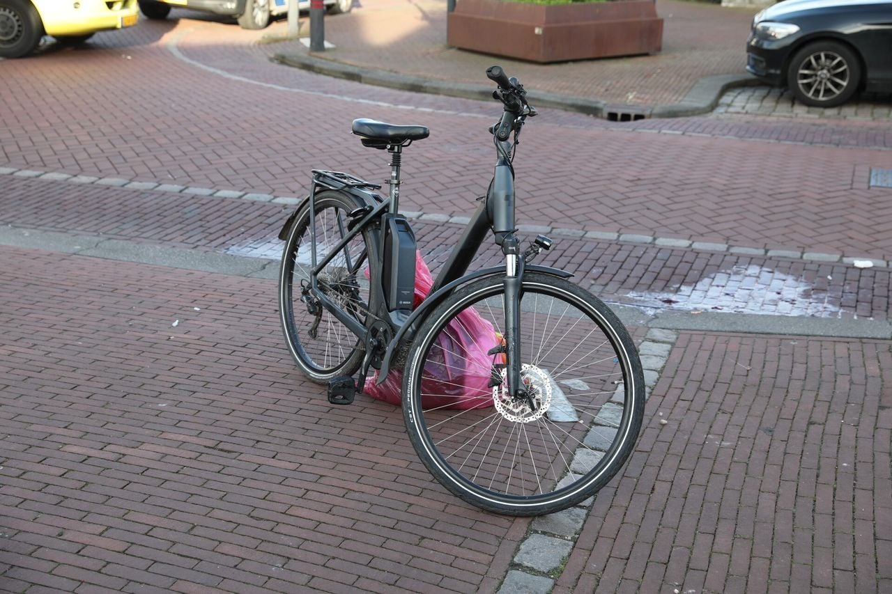 Meerdere ambulances en een aantal busjes van de Koninklijke Marechaussee kwamen ter plaatse (Foto: Christian Traets / Persbureau Heitink.)