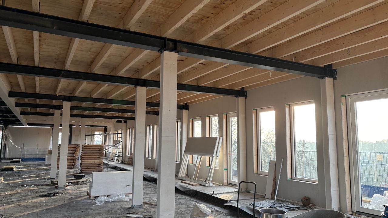 De nieuwe verdieping op het dak van het bestaande gebouw.