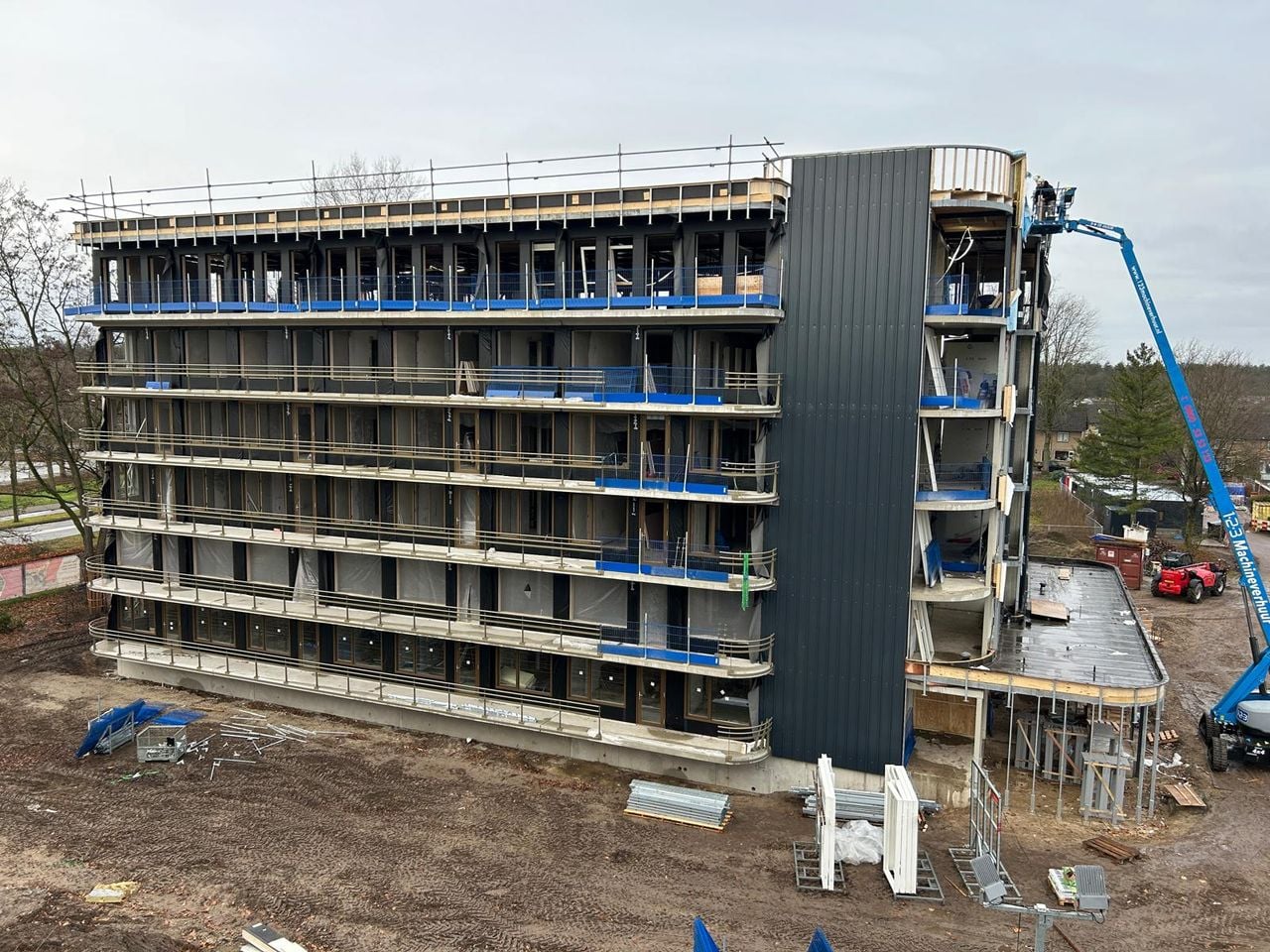 Het appartementencomplex met extra verdieping. 