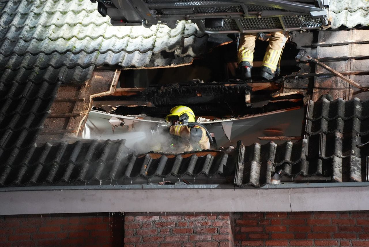 Vanwege het gebrek aan een afvoerkanaal sloeg de rook en de hitte terug het dak in (foto: Persbureau Heitink). 