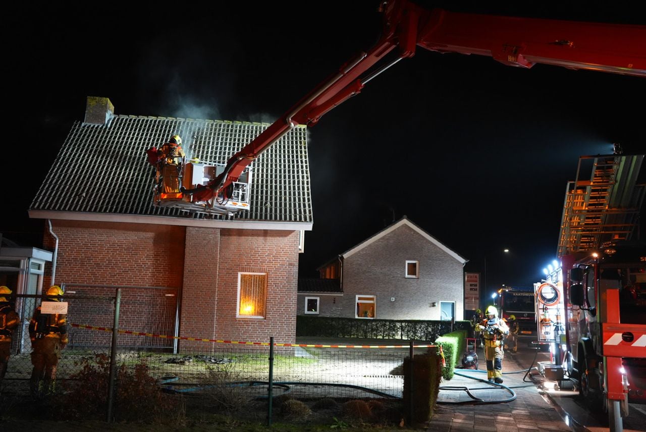 Bij het bestrijden van de band in Sprang-Capelle werd onder meer een hoogwerker ingezet (foto:: Erik Haverhals/Persbureau Heitink).