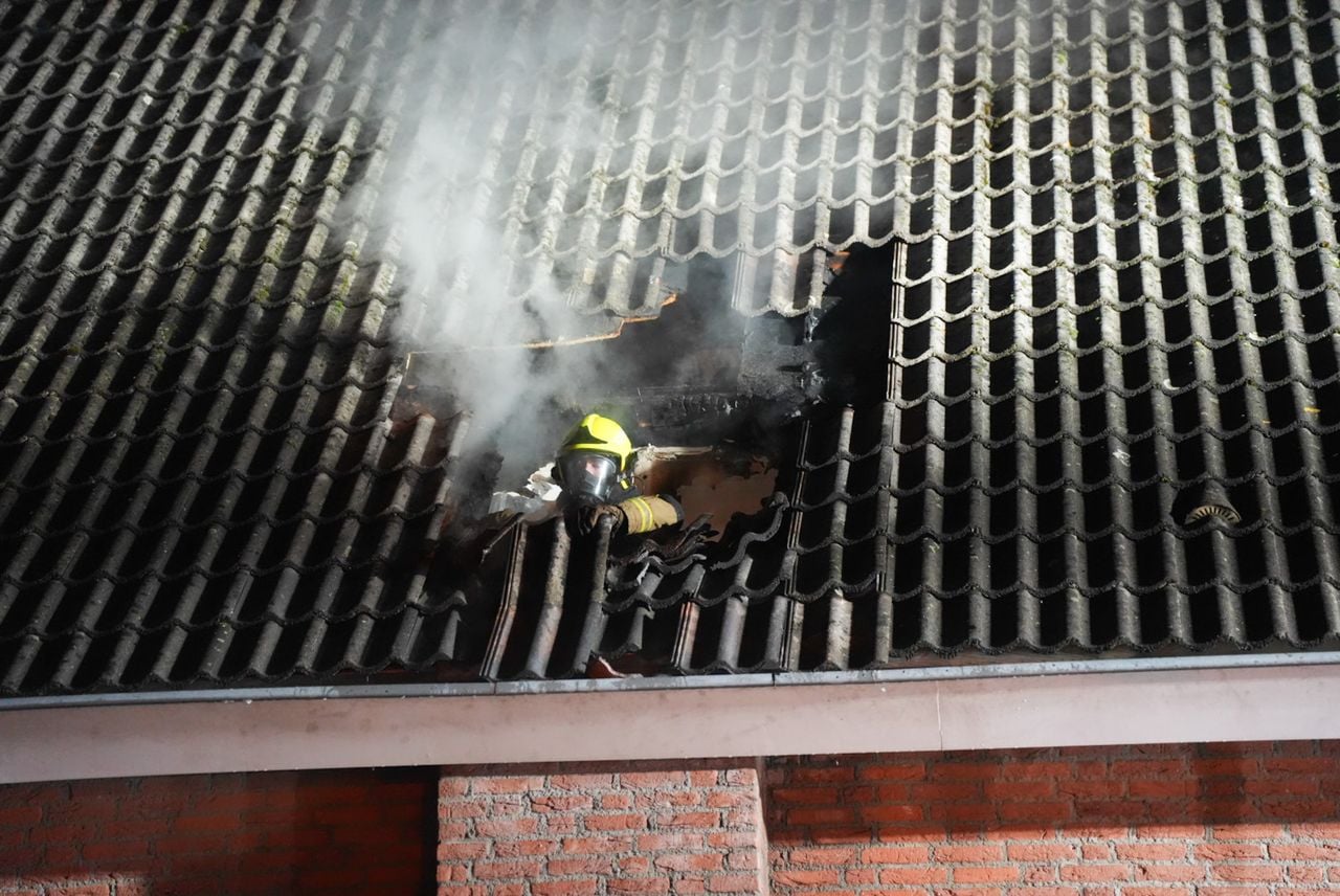 Het dak van het huis in Sprang-Capelle raakte bij de brand zwaar beschadigd (foto:: Erik Haverhals/Persbureau Heitink).