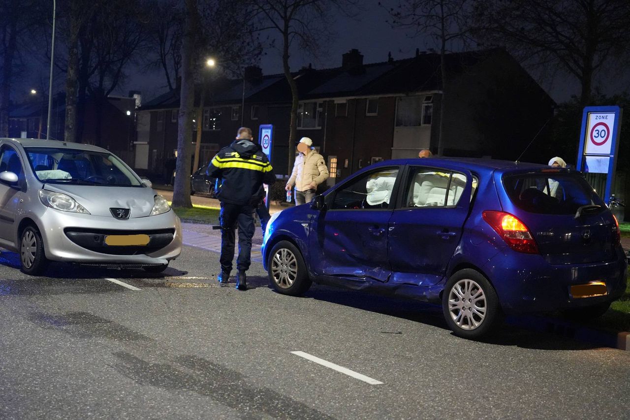 Een ambulance kwam ter plaatste (foto: Jeroen Stuve / Persbureau Heitink).