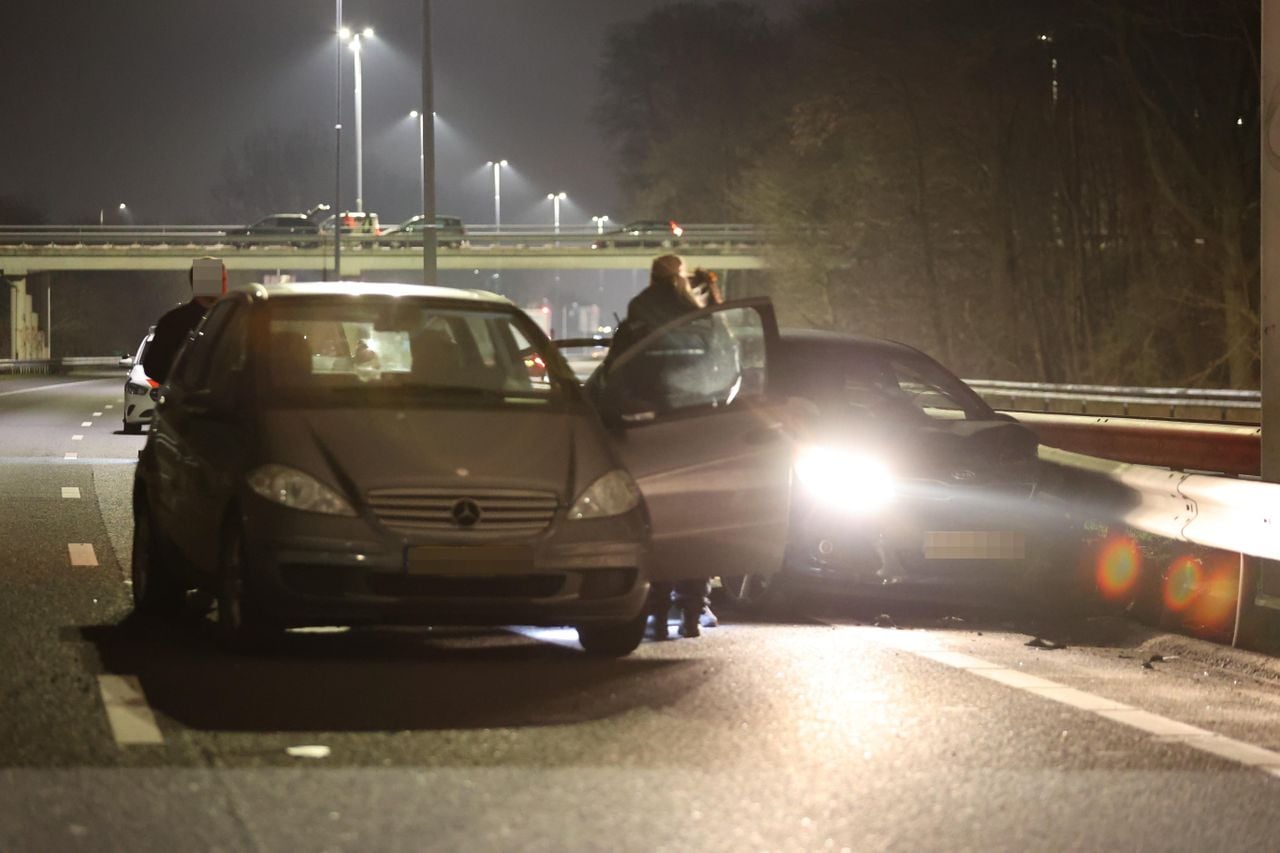 Bij de schietpartij op de A59 waren drie wagens betrokken. (Foto: Bart Meesters/Persbureau Heitink.) 