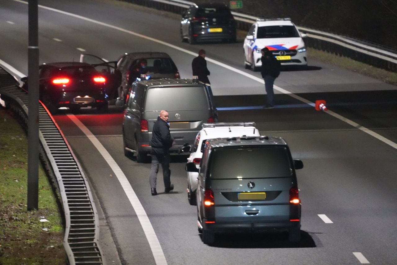 Politie onderzoekt de schietpartij op de A59. (Foto: Erik Haverhals/Persbureau Heitink.) 