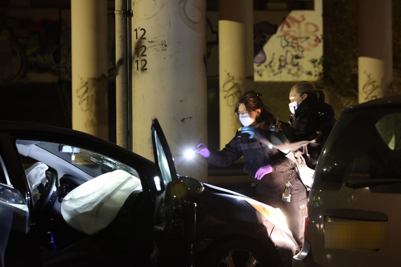 In de voorruit zaten een aantal kogelgaten (foto: Bart Meesters / Persbureau Heitink).