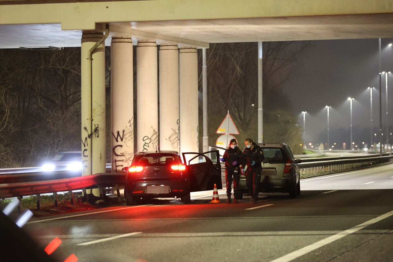 Een auto kwam tegen de vangrail tot stilstand (Bart Meesters / Persbureau Heitink).