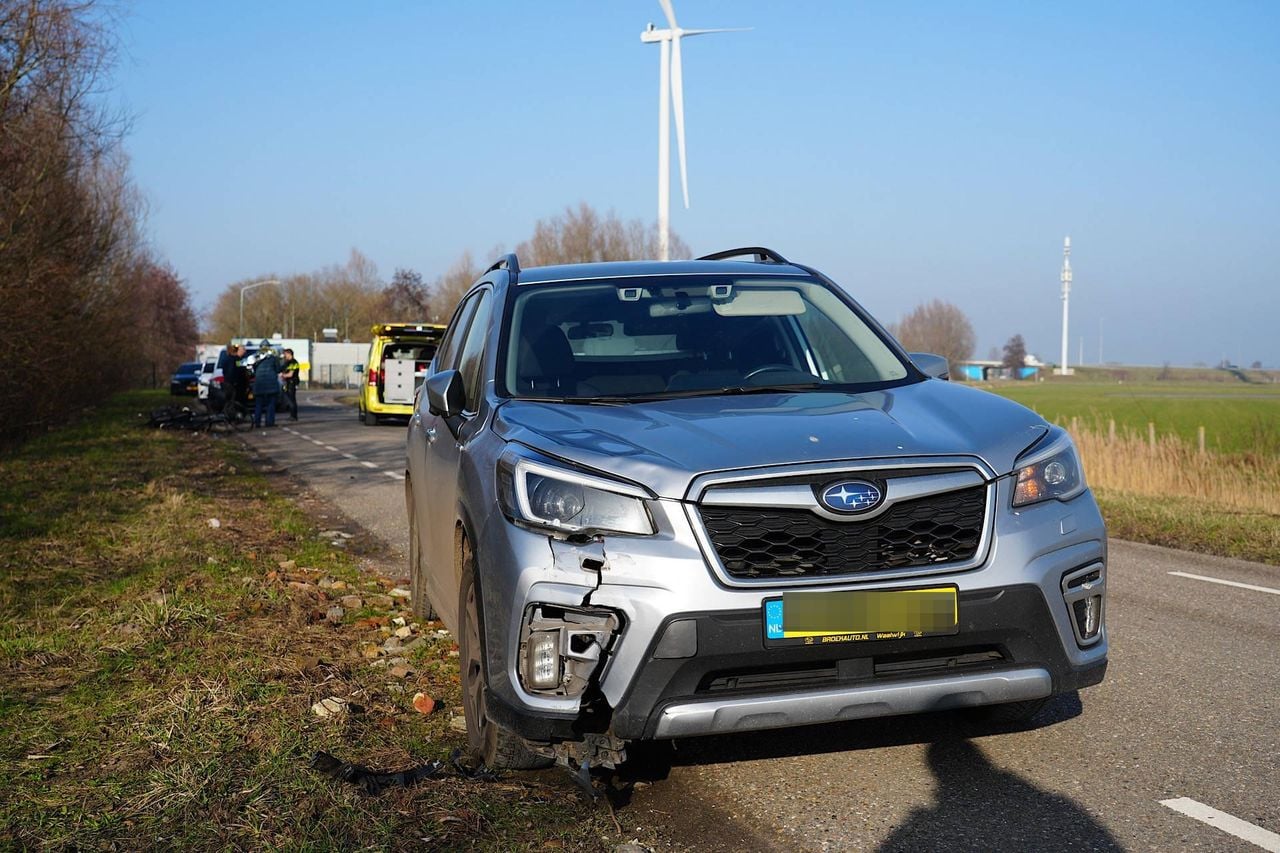 De auto raakte de fietsers met de rechter voorkant (foto: Jeroen Stuve/Persbureau Heitink).