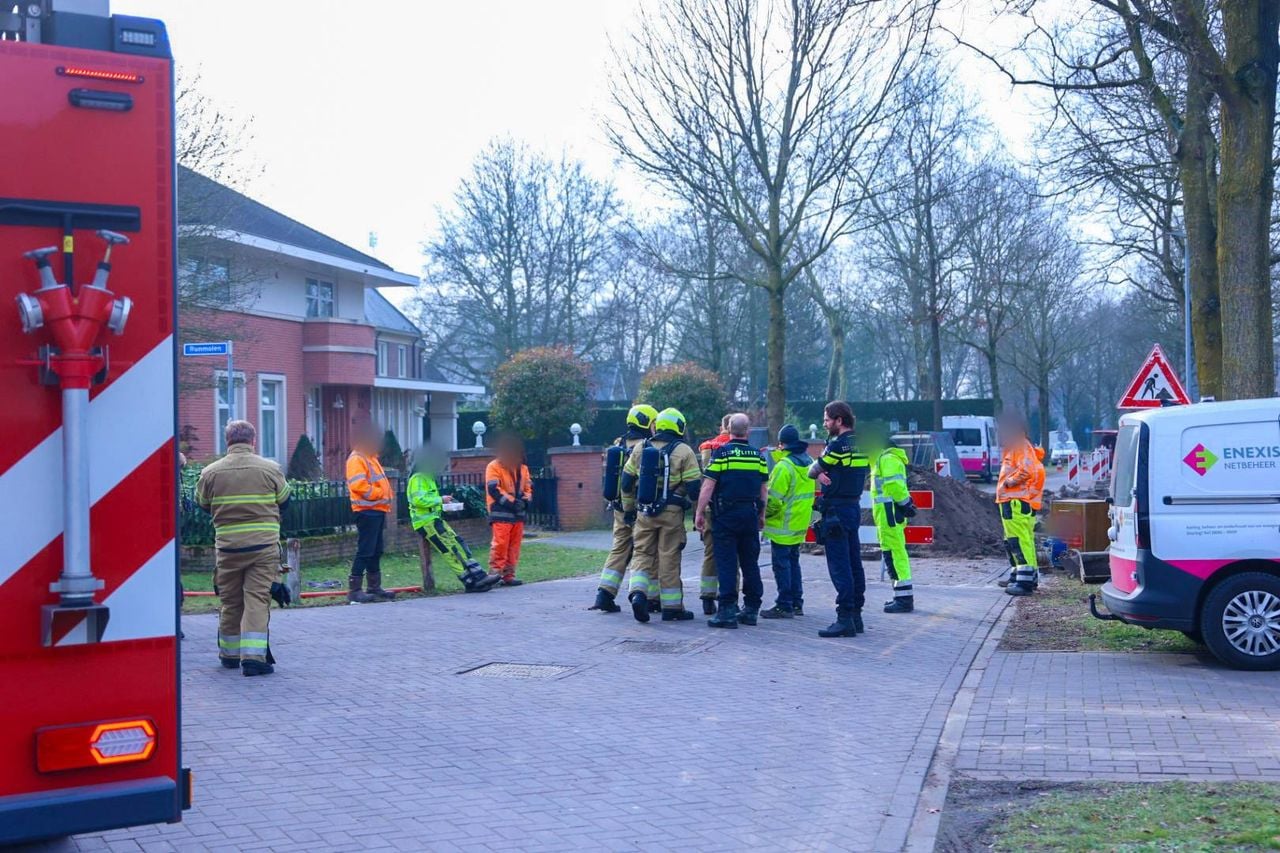 Bij graafwerkzaamheden in Uden is een gasleiding geraakt (foto: Addy Smits/Persbureau Heitink).