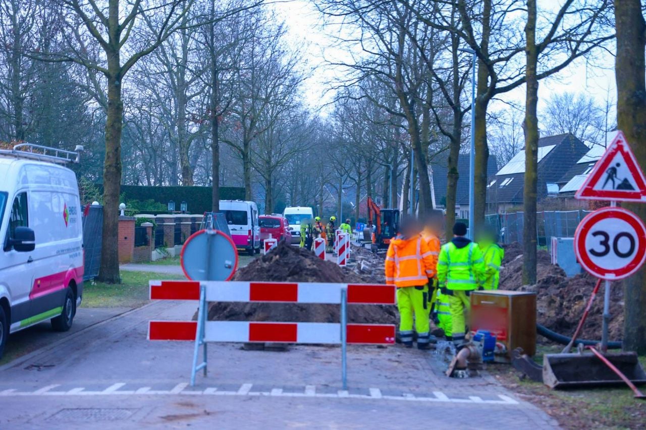 Bij graafwerkzaamheden in Uden is een gasleiding geraakt (foto: Addy Smits/Persbureau Heitink).