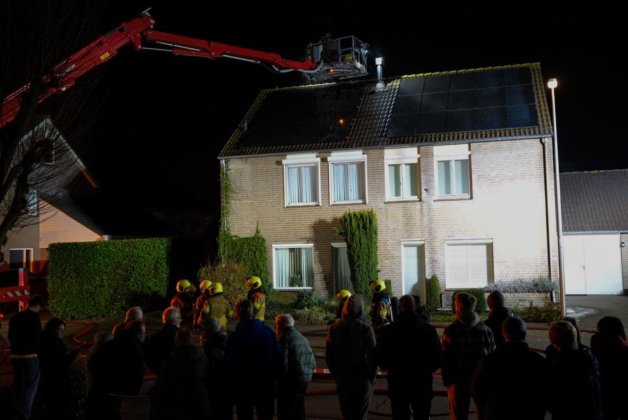 De brand trok veel bekijks (foto: Erik Haverhals/Persbureau Heitink).