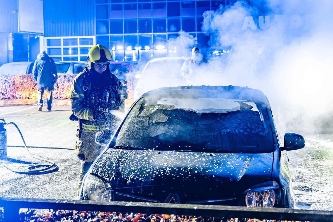 Bij de brand kwam veel rook vrij (foto:  Lucas Lammers / Persbureau Heitink).