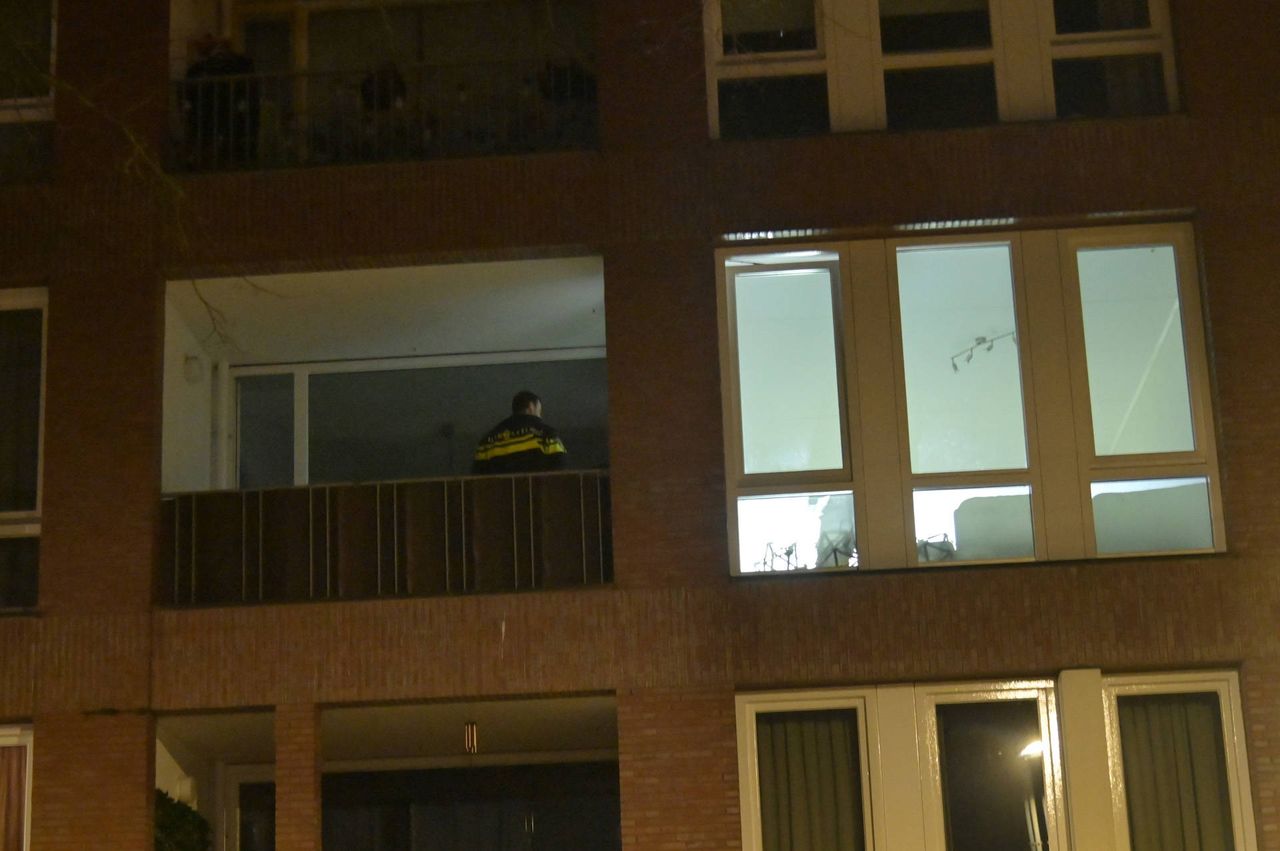 Uiteindelijk lukte het de politie om de man van het balkon te krijgen (foto: Perry Roovers / Persbureau Heitink)