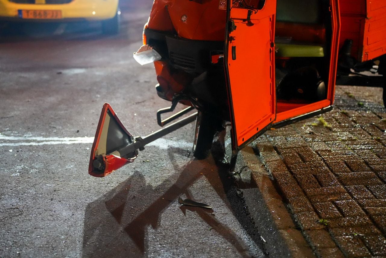 De driewieler raakte flink beschadigd bij de botsing in Kaatsheuvel (foto: Persbureau Heitink).