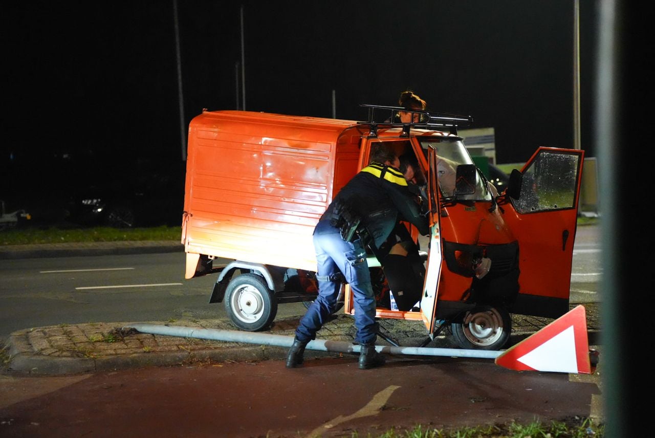 De driewieler raakte flink beschadigd bij de botsing in Kaatsheuvel (foto: Persbureau Heitink).