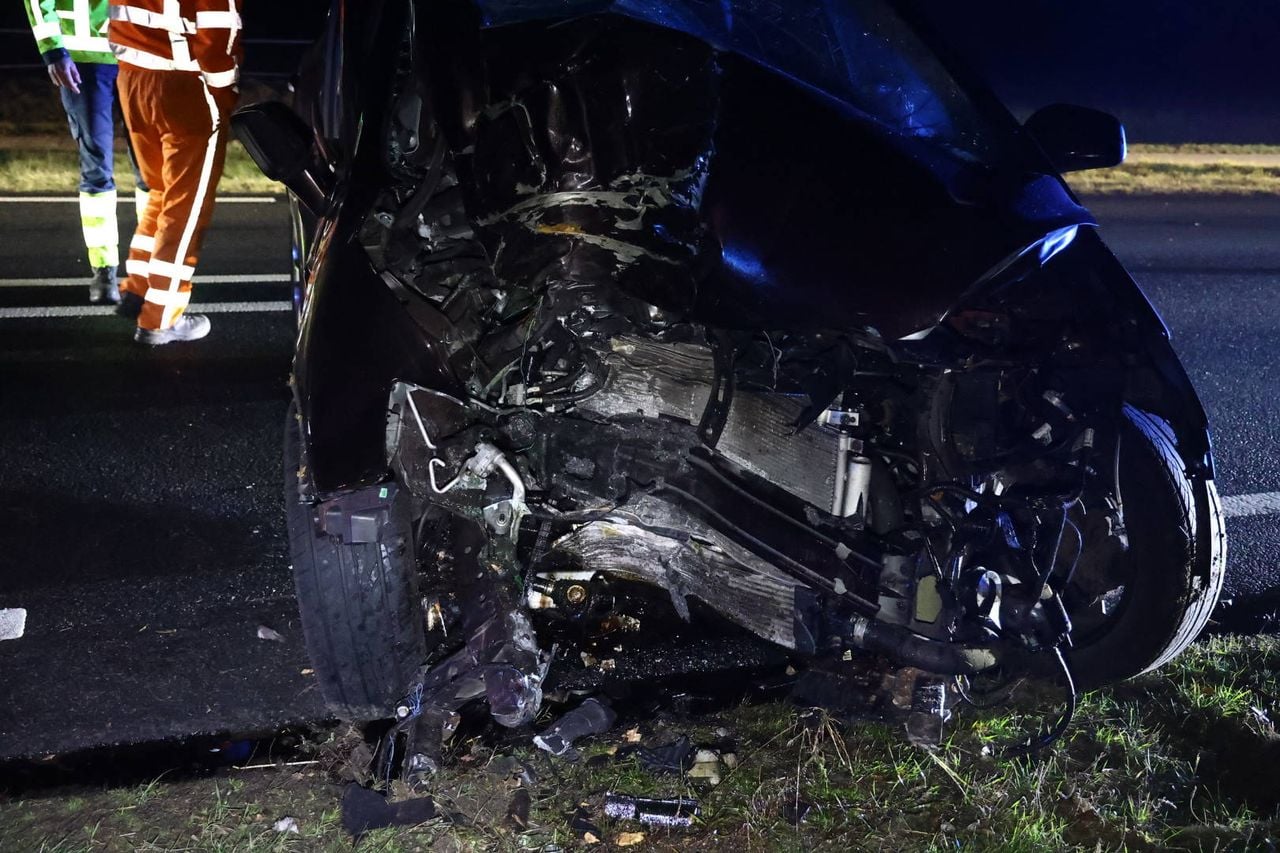 De bestuurder is door ambulancemedewerkers uit de auto gehaald (foto: Sk-Meia/Persbureau Heitink)