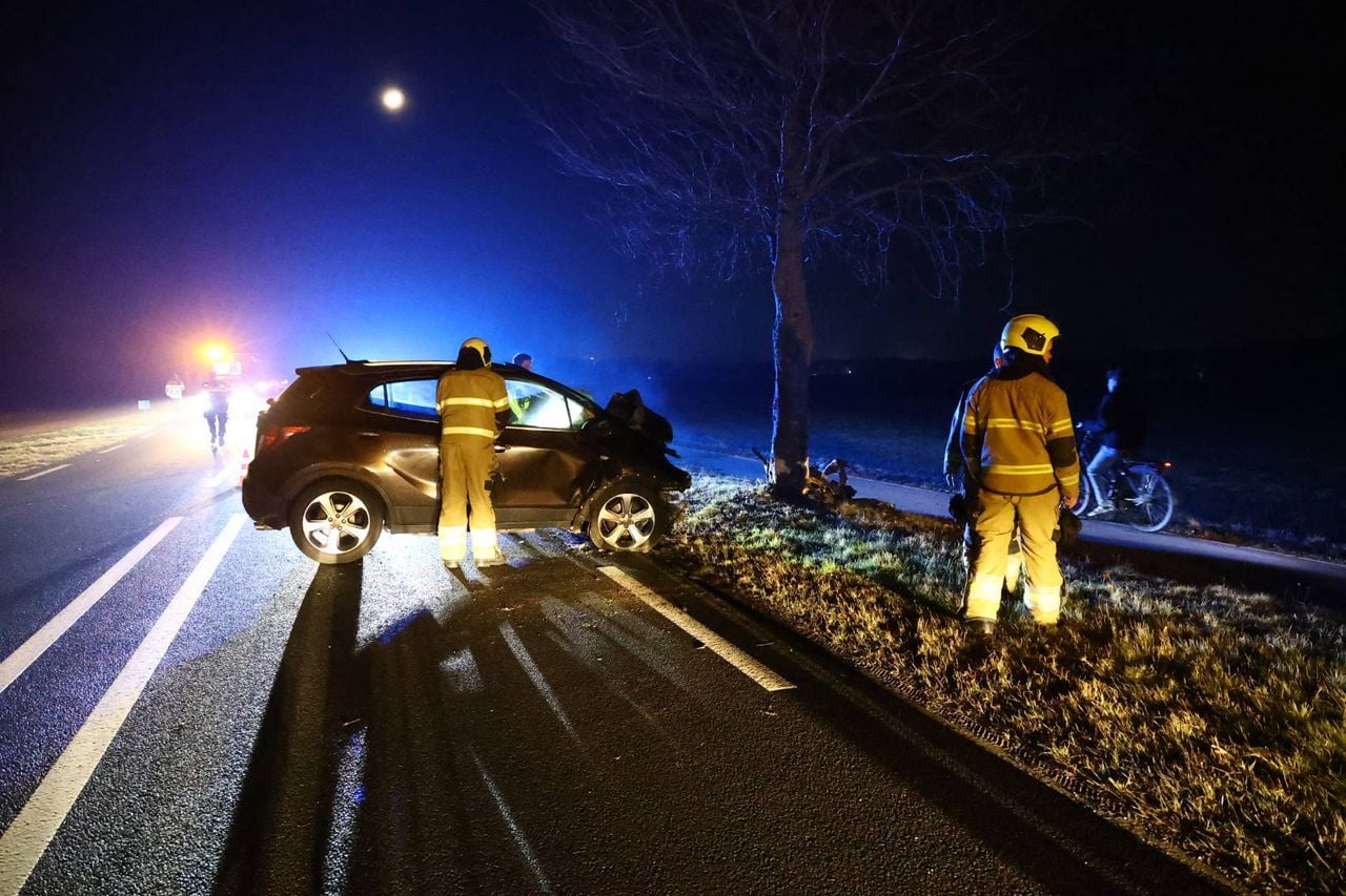 De auto knalde tegen een boom aan (foto: SK-Meia/Persbureau Heitink).