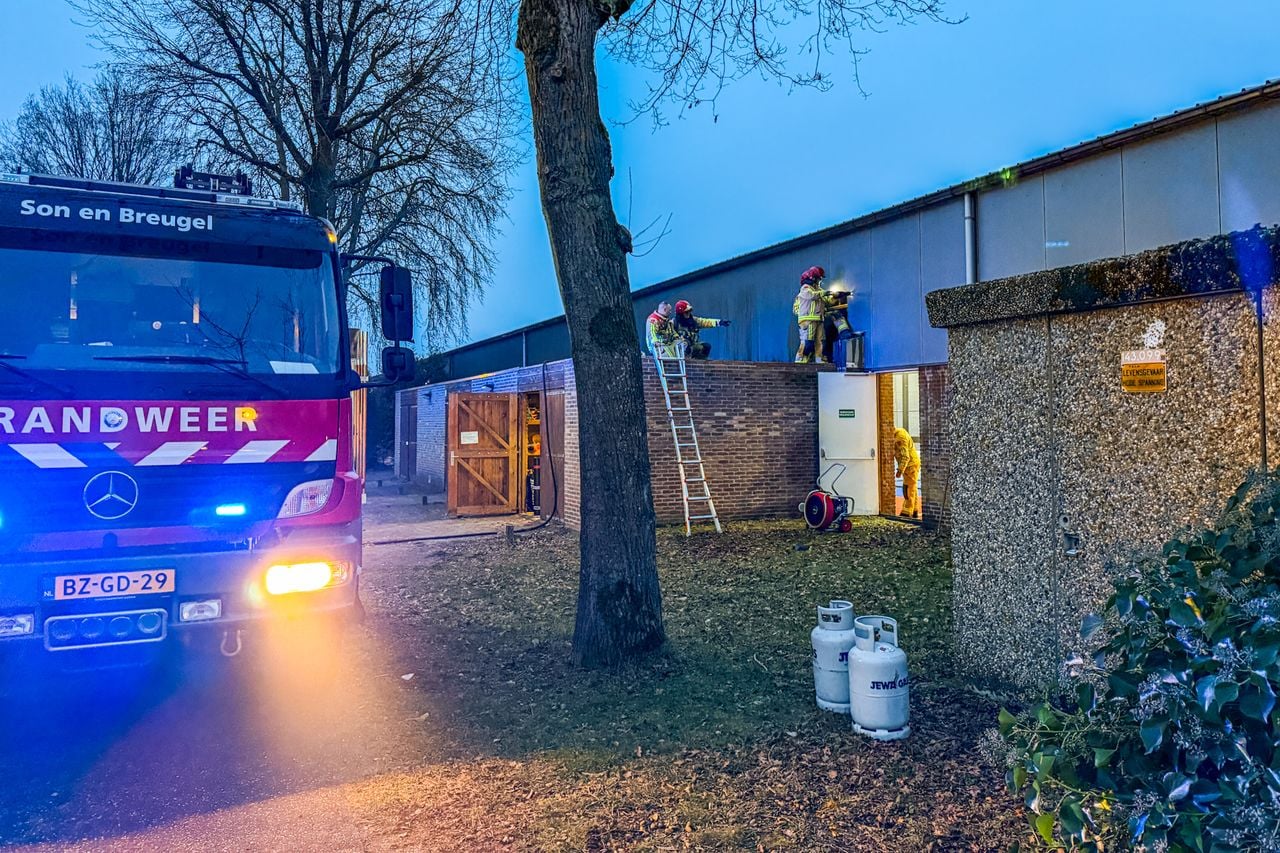 Brandweer weet brand in sporthal Son snel te blussen (foto: Persbureau Heitink).