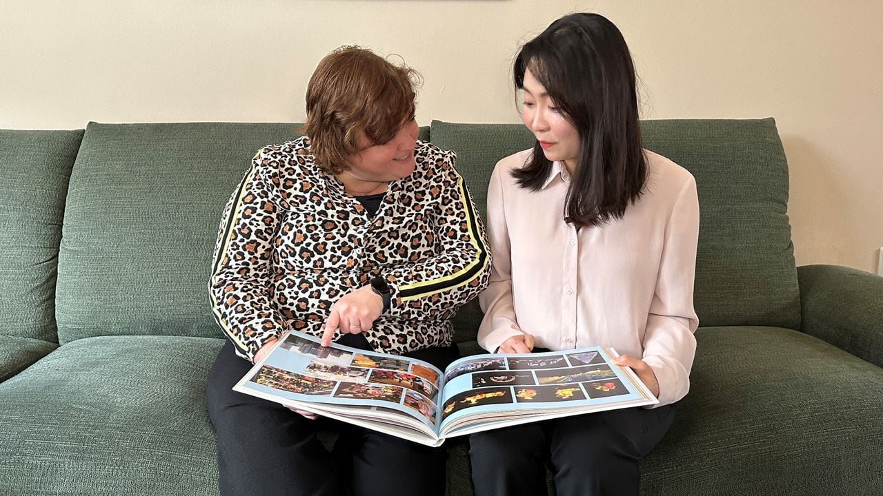 Bregje laat foto's zien van de tijd dat ze Zuid-Korea woonde (foto: Rogier van Son). 