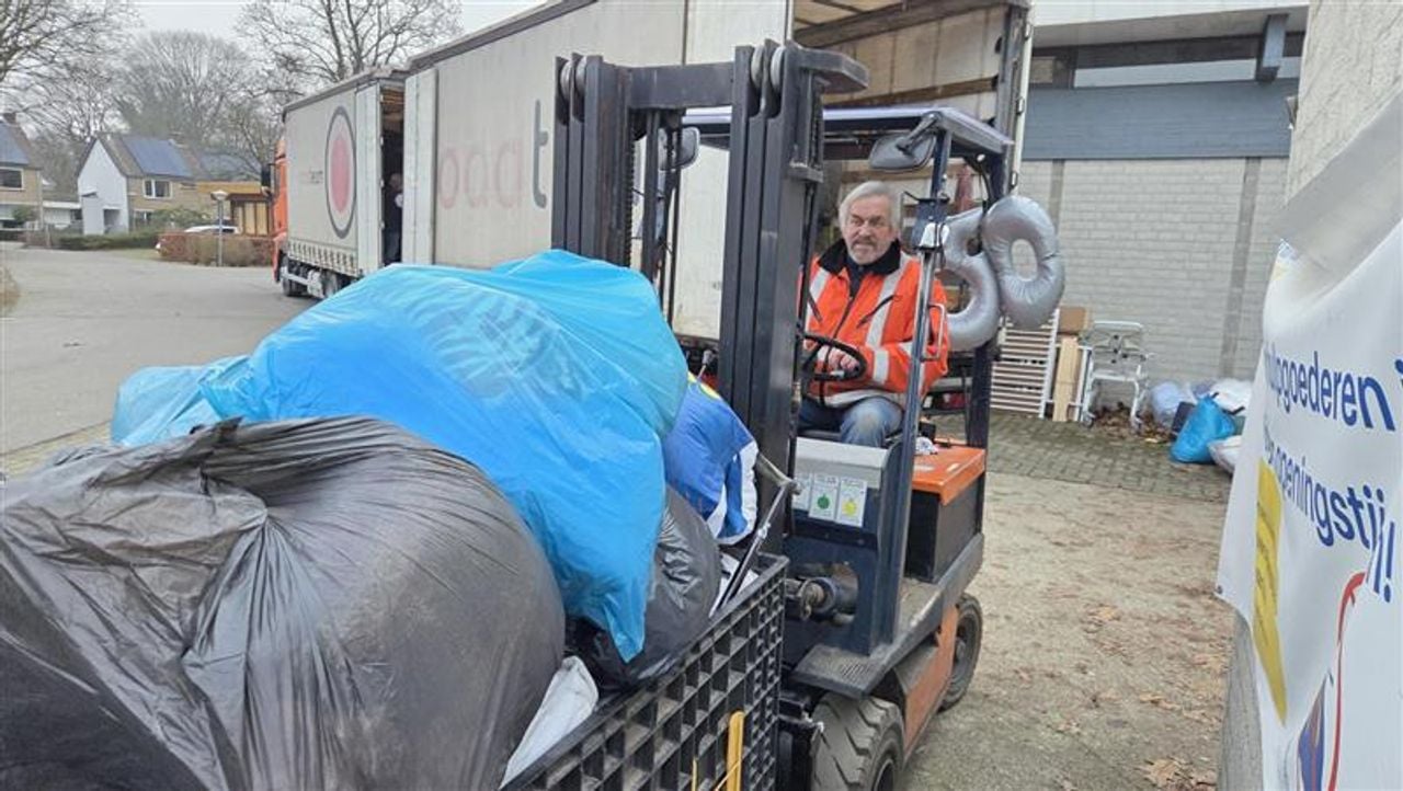 Hennie kocht zelf een heftruck om alle spullen in de vrachtwagen te laden (foto: Noël van Hooft).