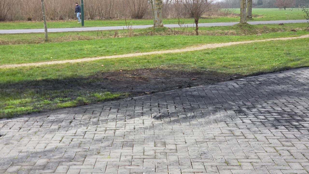Dinsdagochtend is de schade op de grond nog te zien (foto: Noël van Hooft).