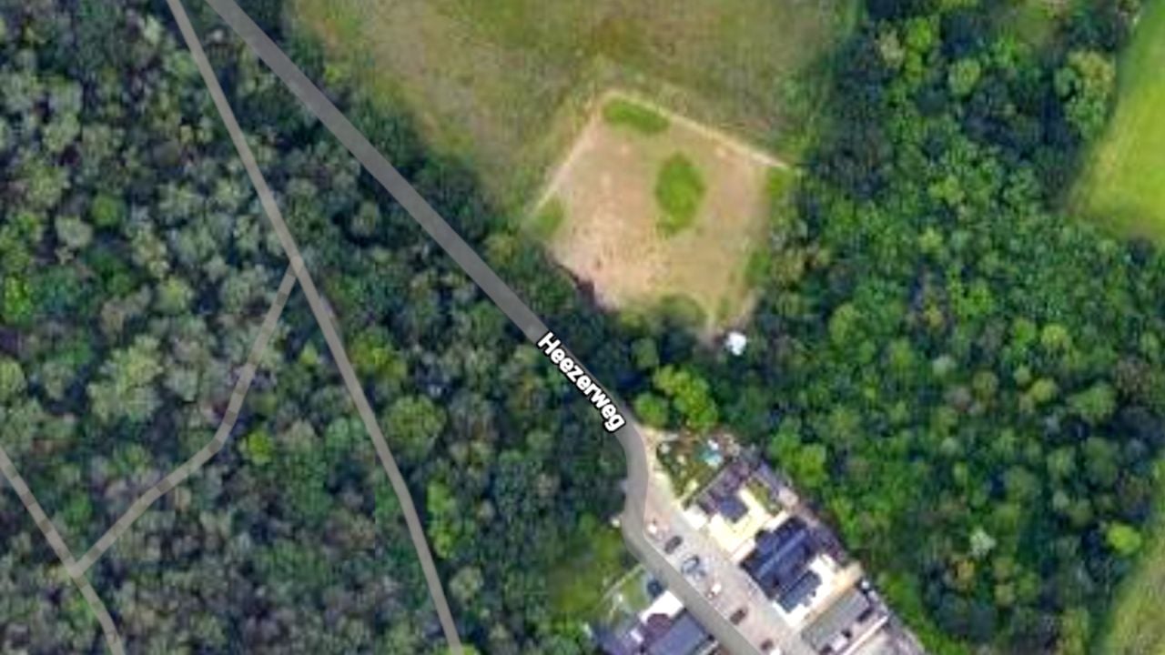 De plek waar Fouad werd doodgeschoten ligt heel afgelegen en is alleen bereikbaar via een weg door het bos. (Foto: Google Maps)