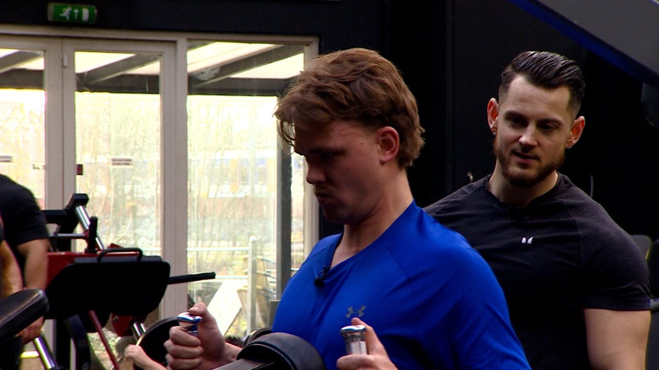 Gino in de sportschool met Omroep Brabant verslaggever Niels Verdaasdonk